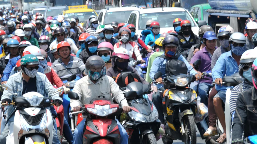 Người dân đi đường phải trang bị khẩu trang để chống khói bụi.  Ảnh: THÀNH TRÍ