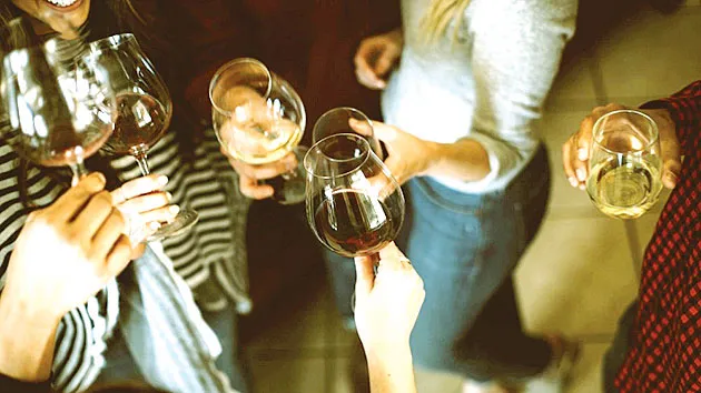 Uống rượu đều đặn cũng không chống đột quỵ