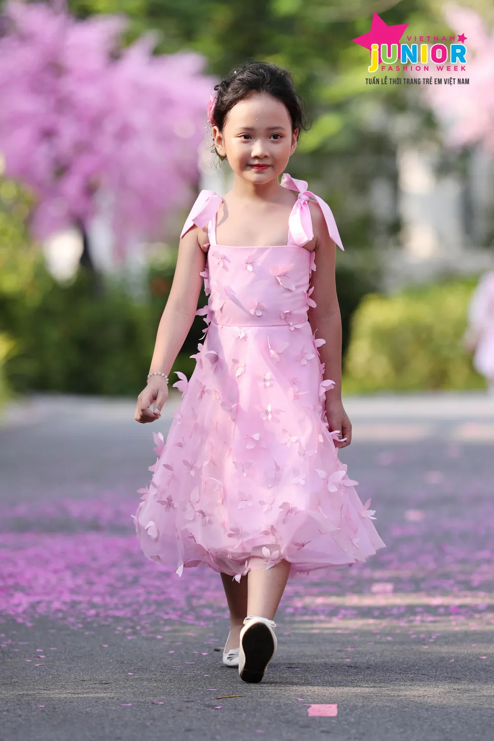 Chiêm ngưỡng sàn diễn thời trang đẹp như cổ tích  ảnh 3