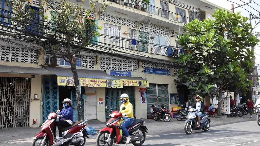 Chung cư Bình Đông (quận 8) đã được chỉnh trang đồng bộ.  Ảnh: QUANG HUY