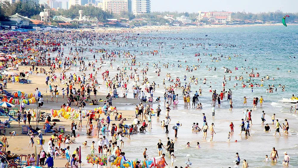 Hàng ngàn du khách đổ về Vũng Tàu tắm biển.   Ảnh: NÔNG NGÂN