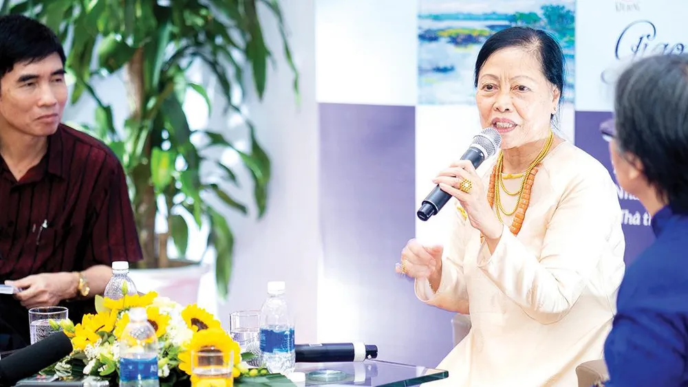 Tác giả Thái Kim Lan tại buổi giao lưu ra mắt sách  "Mai rồi mưa tạnh trong xuân" tại Hà Nội