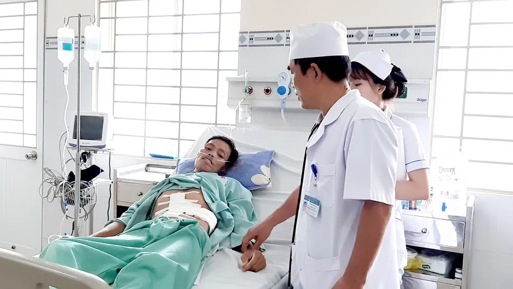 Thăm khám bệnh nhân ở Bệnh viện Đa khoa Long Khánh. Ảnh: TIẾN MINH