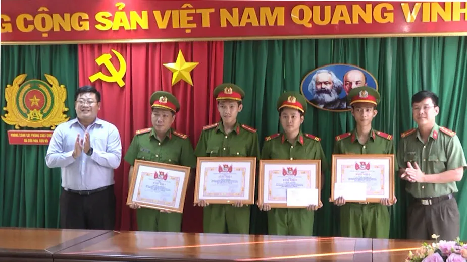 Cán bộ, chiến sĩ chữa cháy Khu vực 1  được Thành đoàn TPHCM khen thưởng đột xuất