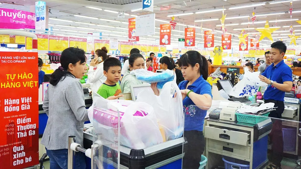 Nhiều hàng Việt áp dụng chương trình giảm giá để hỗ trợ sức mua tại hệ thống siêu thị Co.opmart