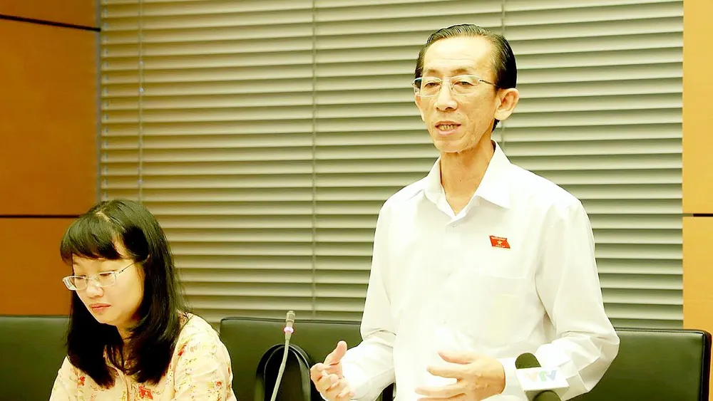 ĐB Trần Hoàng Ngân (TPHCM) phát biểu trong buổi thảo luận tại tổ về kinh tế - xã hội và ngân sách, sáng 22-5.  Ảnh: VIẾT CHUNG