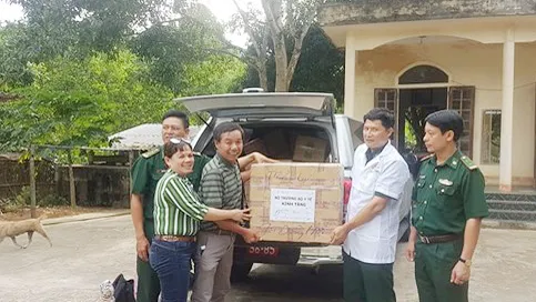 Tiếp nhận thuốc của Bộ trưởng Bộ y tế tặng Trạm xá quân dân y kết hợp Rào Tre (tỉnh Hà Tĩnh)