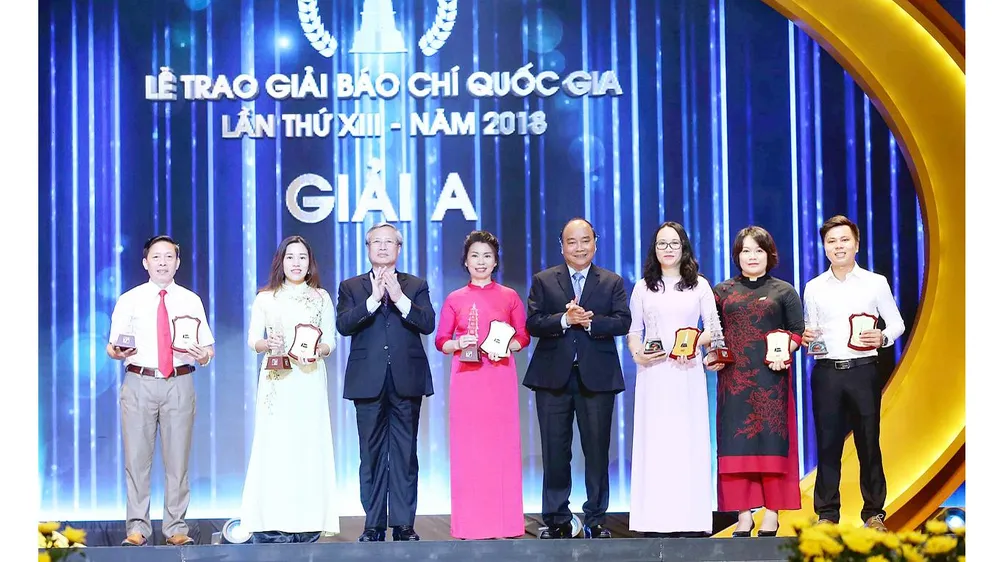 Thủ tướng Nguyễn Xuân Phúc và Thường trực Ban Bí thư Trần Quốc Vượng  trao giải A cho các tác giả đoạt giải. Ảnh: TTXVN