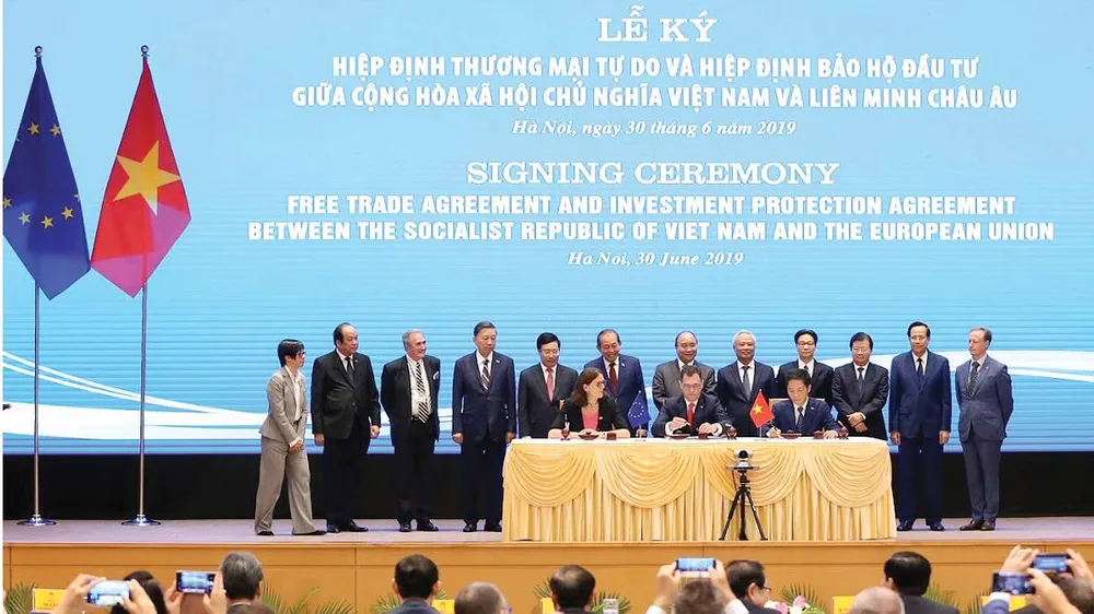 Quang cảnh lễ ký kết EVFTA và EVIPA. Ảnh: VIẾT CHUNG