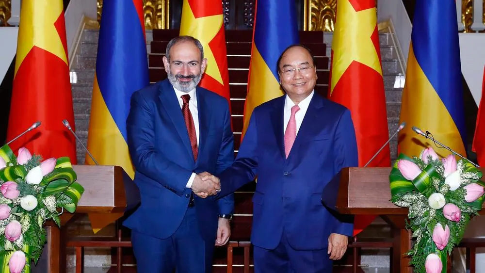 Thủ tướng Nguyễn Xuân Phúc  và Thủ tướng Cộng hòa Armenia Nikol Pashinyan  tại cuộc gặp báo chí  sau hội đàm. Ảnh: TTXVN