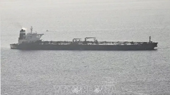 Tàu chở dầu bị nghi vi phạm các lệnh trừng phạt của EU bị bắt giữ trên vùng biển ngoài khơi Gibraltar ngày 4-7-2019. Ảnh: The Irish Sun/TTXVN