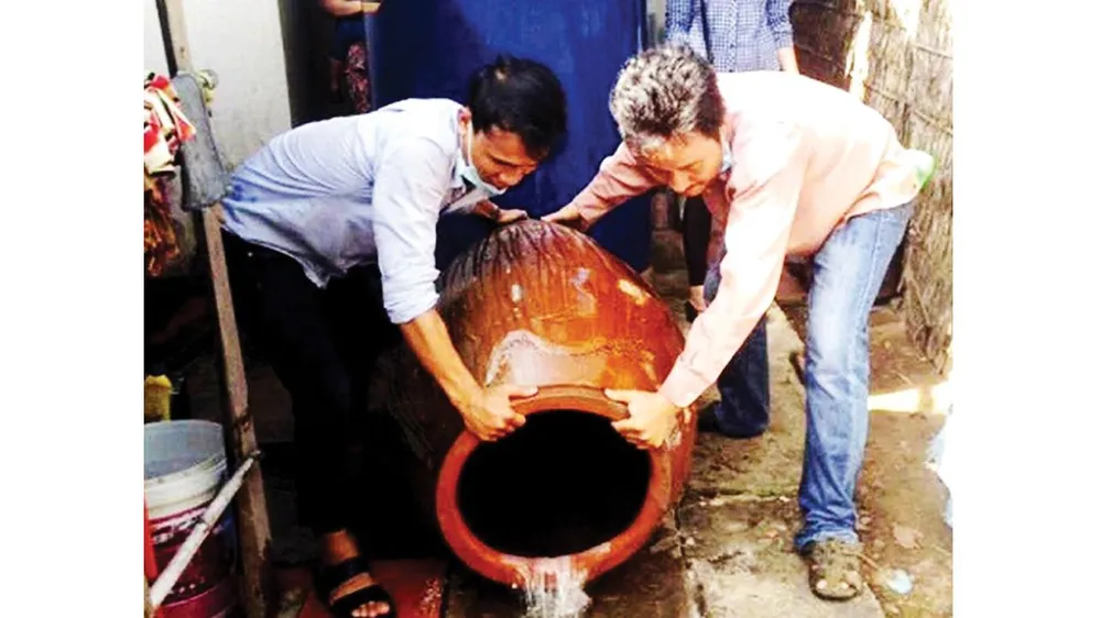 Các gia đình cần hợp tác chặt chẽ với cơ quan y tế  trong việc vệ sinh môi trường. Ảnh: Quốc Khánh