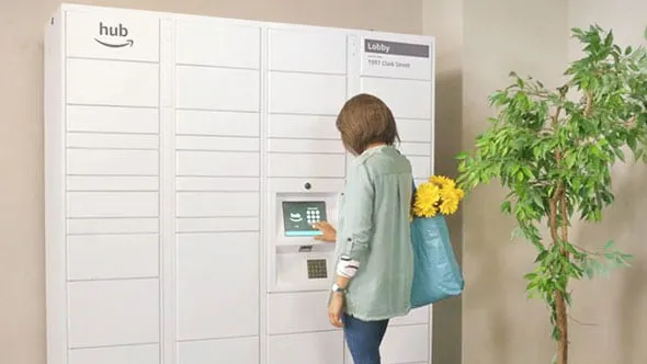 Tủ hàng ngay trong khu sinh hoạt của tòa nhà 