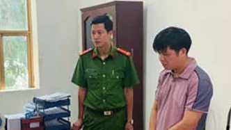 Đọc lệnh bắt tạm giam bị can Tống Quang Thái. Ảnh: Công an  tỉnh Thanh Hóa