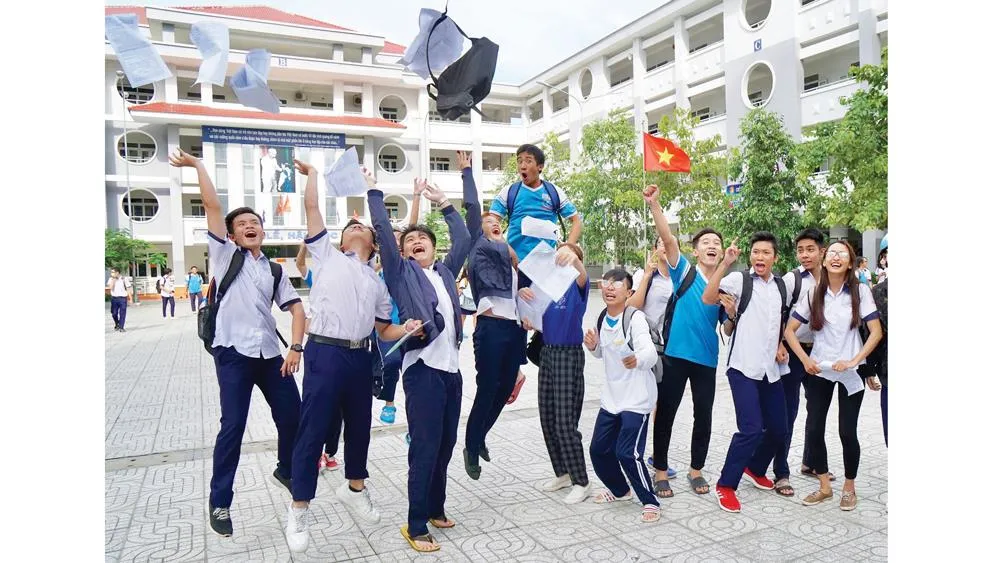 Niềm vui  hoàn thành môn Ngoại ngữ trong kỳ thi THPT 2019 ở điểm thi Trường THPT Lý Thánh Tông, quận 8, TPHCM. Ảnh:  HOÀNG HÙNG