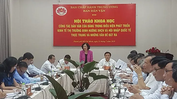 Đồng chí Trương Thị Mai phát biểu tại hội thảo