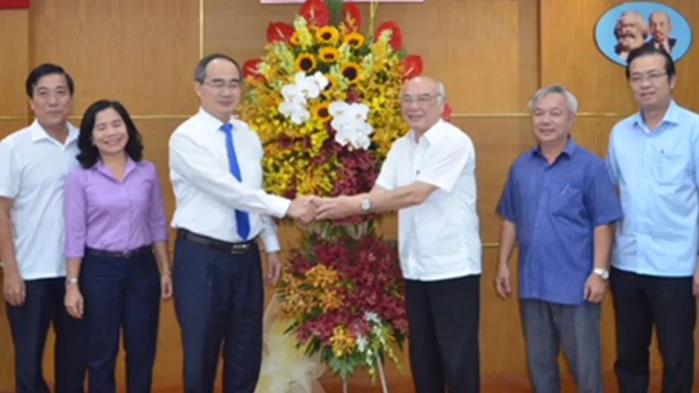 Đồng chí Nguyễn Thiện Nhân thăm,  chúc mừng Ban Tuyên giáo Thành ủy TPHCM. Ảnh: NGUYỄN NAM