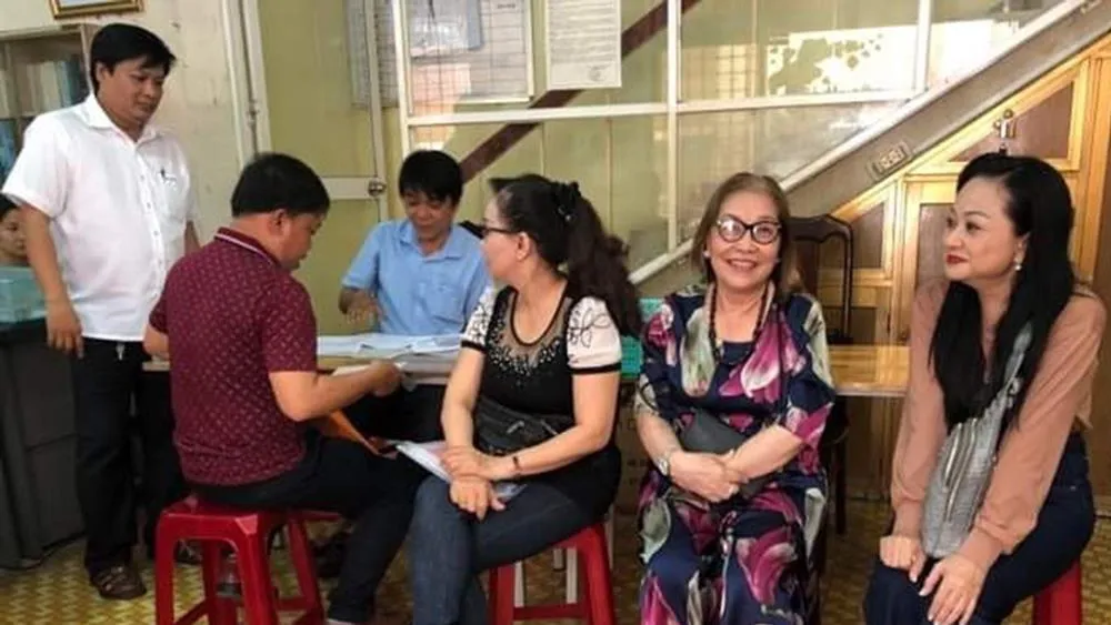 Tiểu thương chợ An Đông ký hợp đồng sử dụng sạp  với Ban Quản lý chợ