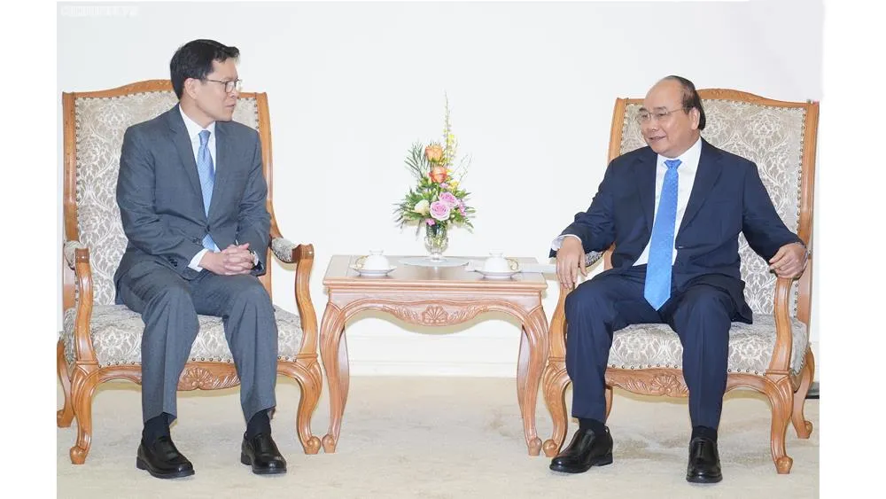 Thủ tướng Nguyễn Xuân Phúc và Thống đốc Ngân hàng Trung ương Thái Lan Veerathai Santiprabhob. Ảnh: VGP/Quang Hiếu