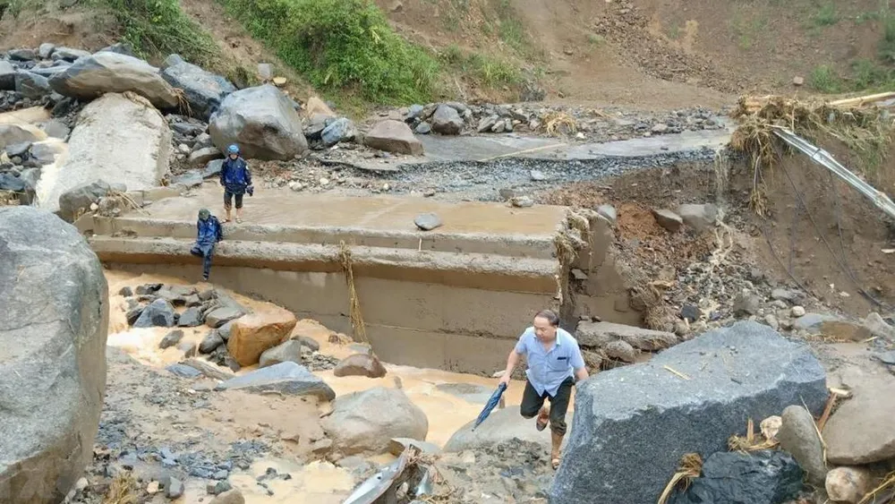 Quốc lộ 15C đoạn qua bản Pá Hộc, xã Nhi Sơn lên trung tâm huyện Mường Lát, tỉnh Thanh Hóa bị đứt gãy làm đôi, khiến giao thông tê liệt hoàn toàn. Ảnh: TTXVN