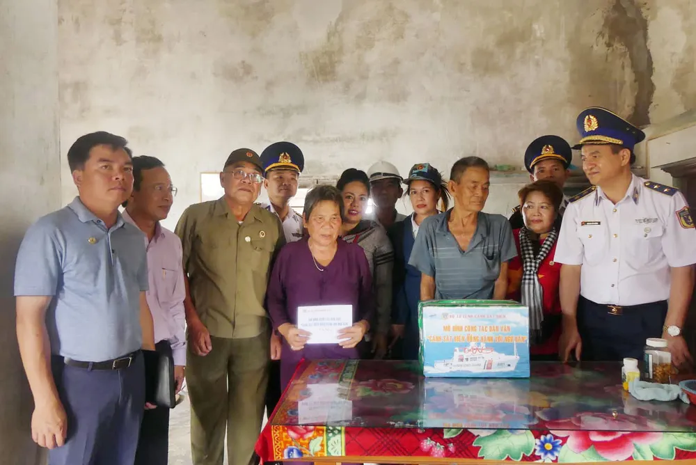 Tặng quà, hỗ trợ ngư dân huyện đảo Phú Quý ảnh 2