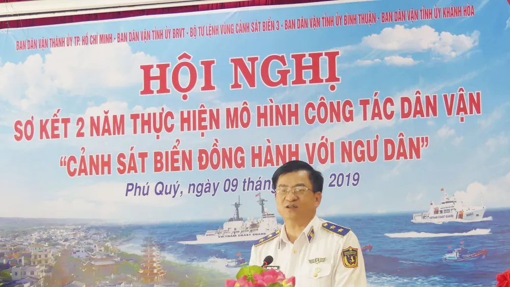 Tặng quà, hỗ trợ ngư dân huyện đảo Phú Quý ảnh 1