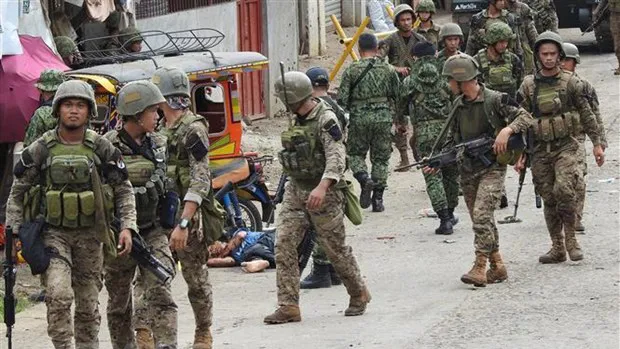 Binh sỹ Philippines điều tra tại hiện trường vụ đánh bom liều chết trên đảo Jolo ngày 28-6. Ảnh: AFP/TTXVN