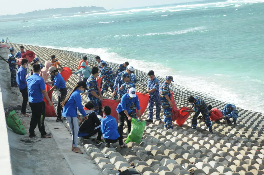 Tặng quà, hỗ trợ ngư dân huyện đảo Phú Quý ảnh 5