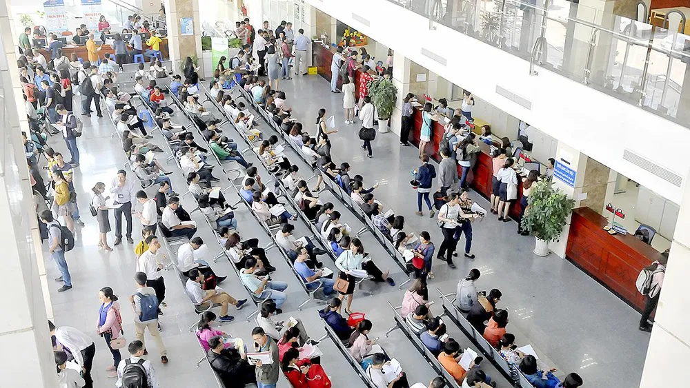 Người dân, doanh nghiệp quyết toán thuế tại Cục Thuế TPHCM. Ảnh: CAO THĂNG