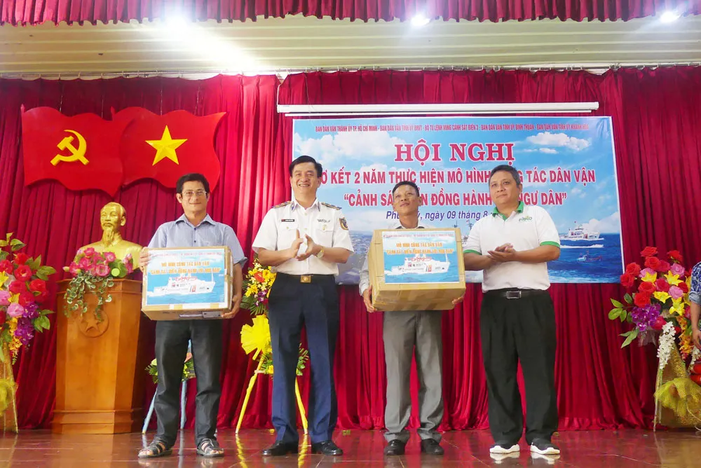 Tặng quà, hỗ trợ ngư dân huyện đảo Phú Quý ảnh 3