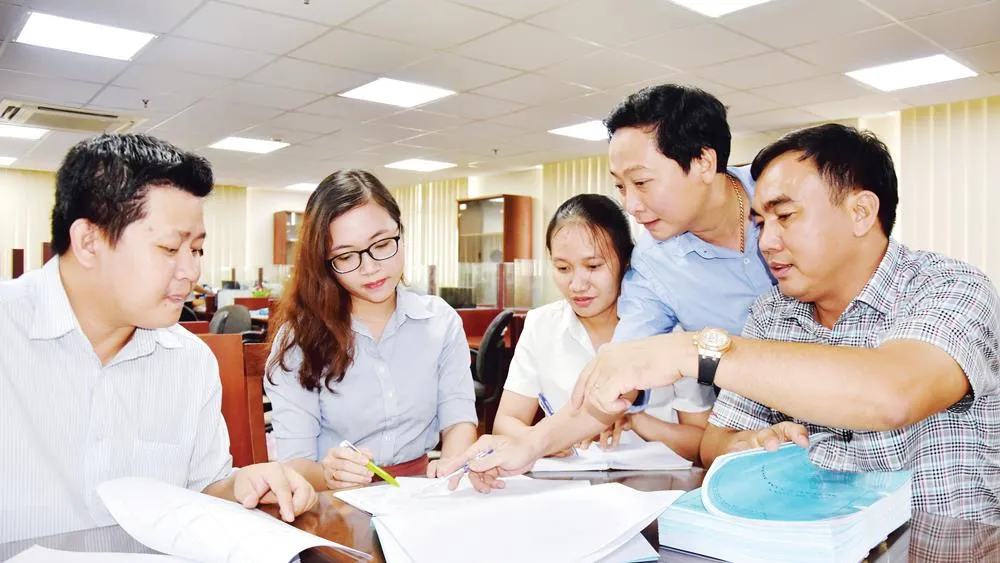 Thạc sĩ Phạm Đình Dũng (ngoài cùng, phải)  trao đổi với các kỹ sư của Trung tâm