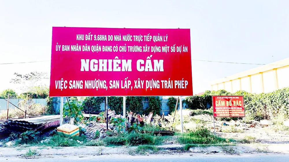 Pano của UBND phường Linh Trung (quận Thủ Đức)  cảnh báo tình trạng phân lô bán nền trái phép. Ảnh: NGUYỄN SINH 