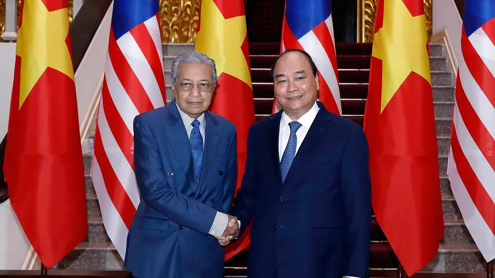 Thủ tướng Nguyễn Xuân Phúc với  Thủ tướng Malaysia Mahathir Mohamad tại Trụ sở Chính phủ.  Ảnh: TTXVN