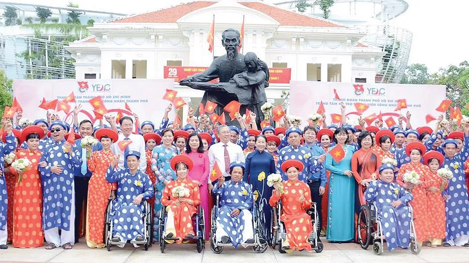 Niềm vui của 100 đôi công nhân khó khăn trong ngày cưới. Ảnh: THÁI PHƯƠNG