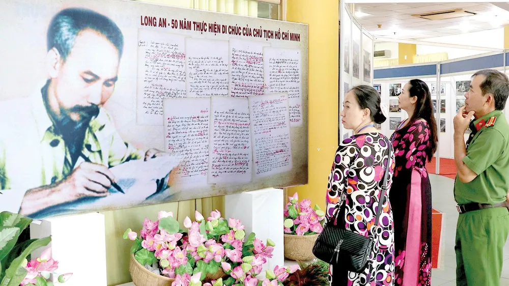 Hơn 50.000 lượt khách vào Lăng viếng Bác ảnh 1