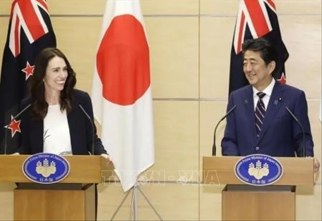 Thủ tướng New Zealand Jacinda (trái) và Thủ tướng Nhật Bản Shinzo Abe tại cuộc họp báo ở Tokyo ngày 19/9/2019. Ảnh: Kyodo/TTXVN