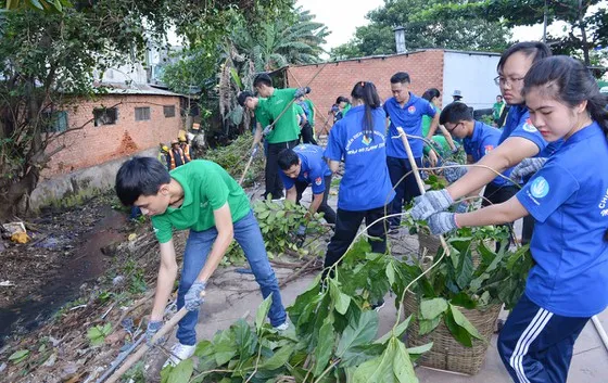 Cán bộ, đảng viên làm gương không xả rác