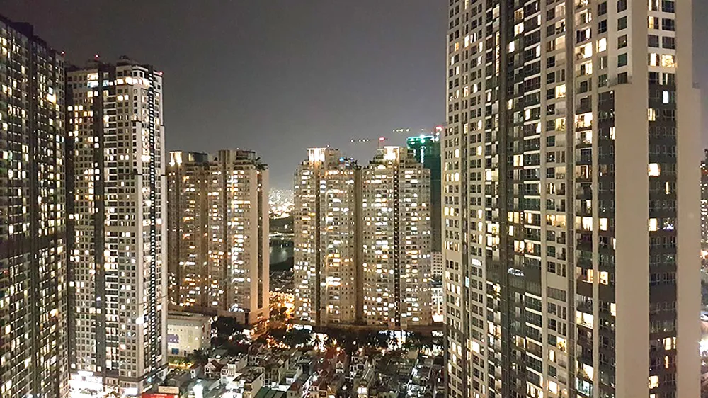 Các cao ốc chung cư liên tục được xây mới, nhưng số người mua để ở thường không nhiều, mà chủ yếu mua để đầu tư.  Ảnh: HỒ THỊ VIỆT HÀ