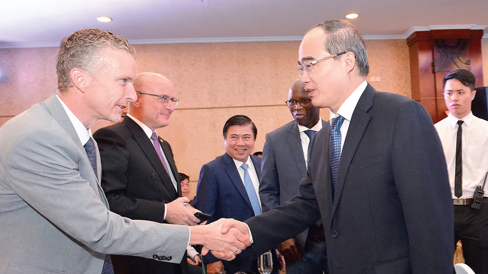 Bí thư Thành ủy TPHCM Nguyễn Thiện Nhân  trao đổi cùng các đại biểu tại hội thảo. Ảnh: Việt Dũng