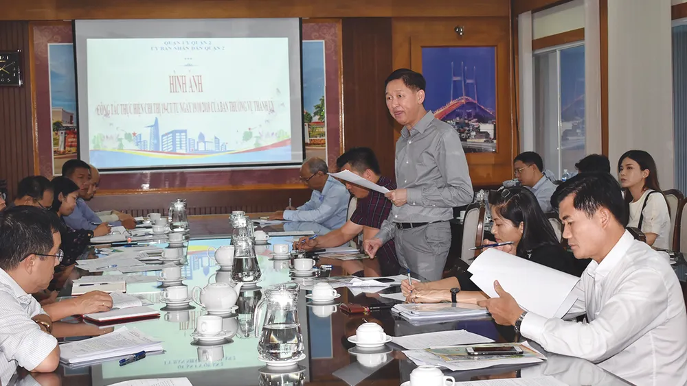 Phó Chủ tịch UBND TPHCM Trần Vĩnh Tuyến  phát biểu trong buổi giám sát thực hiện Chỉ thị 19 tại quận 2. Ảnh: MINH PHONG