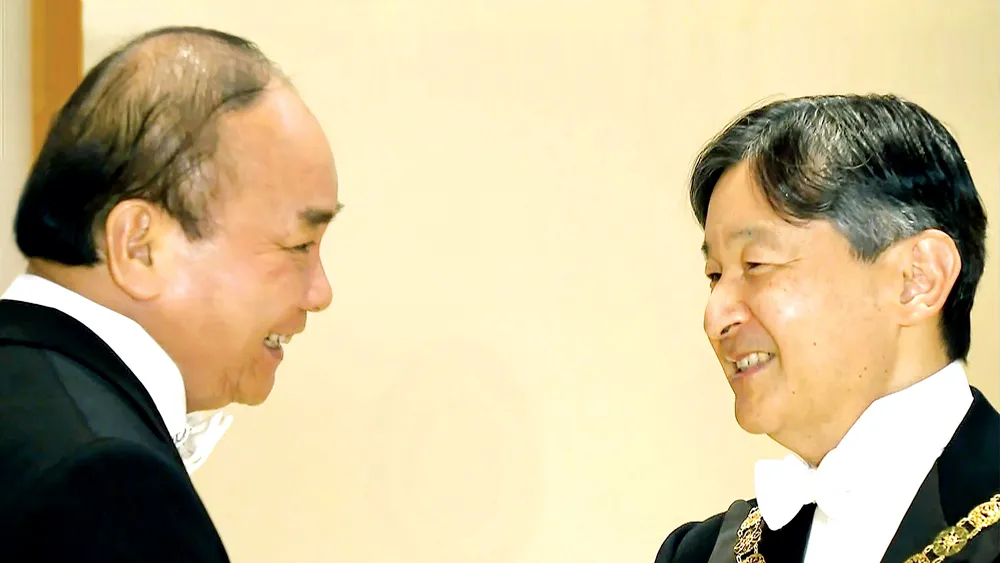 Thủ tướng Nguyễn Xuân Phúc chúc mừng Nhật hoàng Naruhito. Ảnh: TTXVN