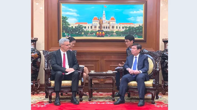 Đồng chí Nguyễn Thành Phong tiếp ông Nicolas Warnery