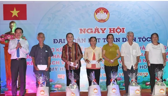 Phó Bí thư Thường trực Thành ủy TP Trần Lưu Quang tặng quà cho các hộ có hoàn cảnh khó khăn trên địa bàn ấp Mỹ Hòa 3, xã Tân Xuân, huyện Hóc Môn