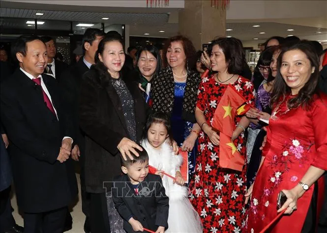 Bà con Việt kiều tại Liên bang Nga đón Chủ tịch Quốc hội Nguyễn Thị Kim Ngân. Ảnh: TTXVN