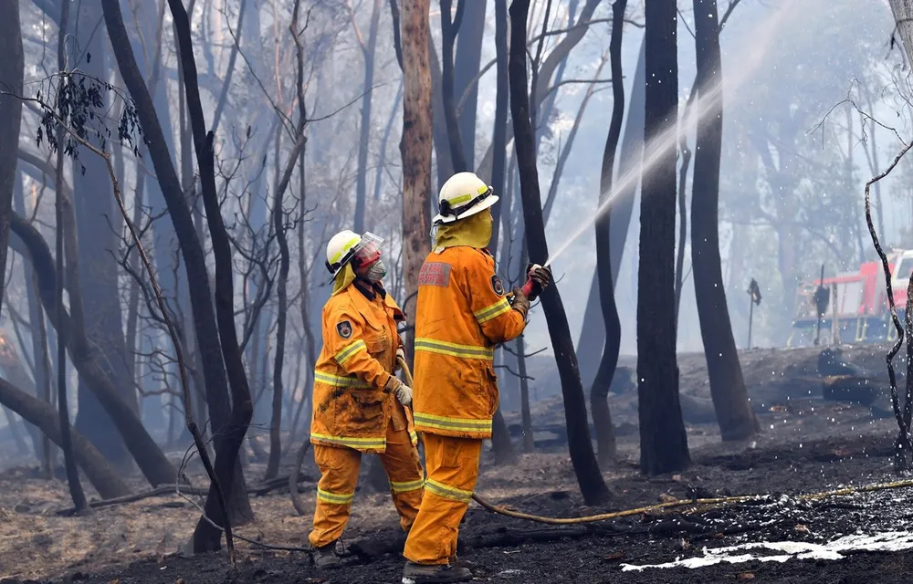 Lực lượng cứu hỏa nỗ lực dập lửa cháy rừng tại Dargan, Australia. Ảnh: AFP/TTXVN