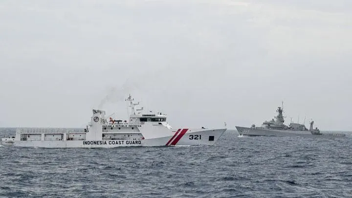 Tàu hải quân Indonesia tuần tra ở vùng biển Natuna. Ảnh: Jakarta Post
