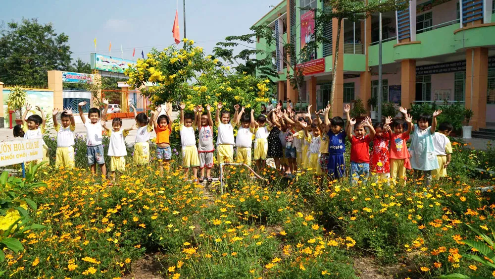 Học sinh Trường Mầm non Phước Hiệp (huyện Củ Chi) trong ngôi trường mới  được nâng cấp đạt chuẩn quốc gia mức độ 1. Ảnh: HOÀNG HÙNG