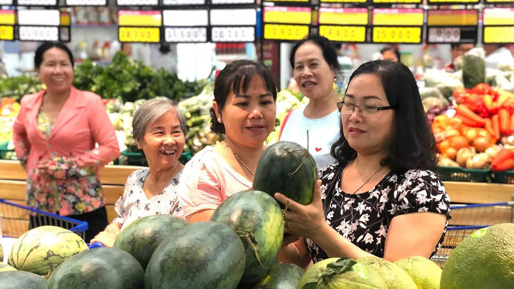 Chọn mua dưa hấu tại siêu thị