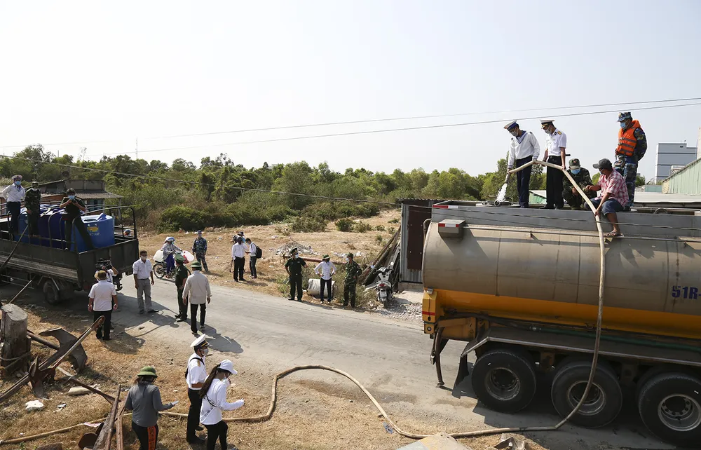 Quân chủng Hải quân cung cấp gần 5 triệu lít nước sinh hoạt cho  vùng hạn mặn Tây Nam bộ ảnh 1