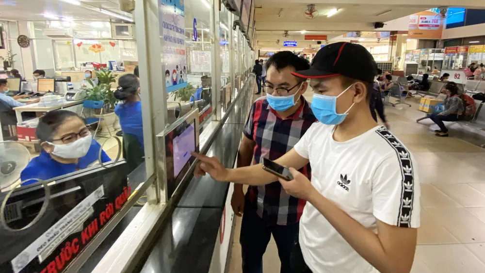 Hành khách khai báo y tế  tại Bến xe miền Đông chiều 27-3. Ảnh: CAO THĂNG